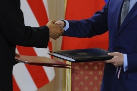 Prezidenti Spojených států a Ruska po podpisu smlouvy.